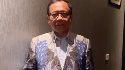 "Perpol 10/2025 yang mengizinkan polisi aktif menjabat di 17 kementerian dinilai cacat hukum. Mahfud MD sebut aturan ini menabrak UU Polri dan Putusan MK tentang kewajiban mundur dari dinas."