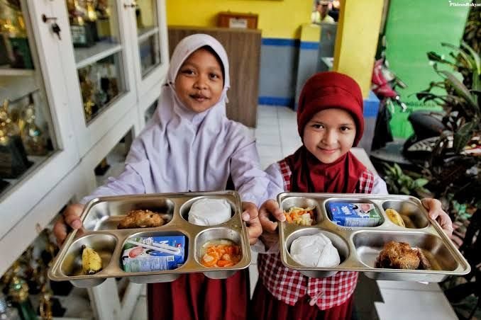 Siswa memperlihatkan menu Makan Bergizi Gratis (MBG). BGN memastikan program ini tetap berjalan selama libur sekolah dengan strategi menu khusus yang tahan lama dan bergizi (Dok. Ist)