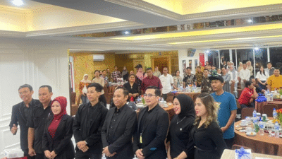 General Manager Hotel 95 Gatot Prasetyo Aribowo menyapa pelanggan setia dalam acara Customer Gathering 2025 di Pontianak. (Dok. Faktakalbar.id)