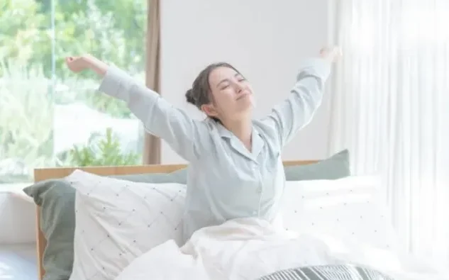 "Sering dianggap malas, ternyata ada manfaat bangun siang untuk pemulihan energi dan mental. Simak fakta medis tentang waktu tidur dan ritme tubuh di sini."