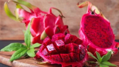 "Dibalik warnanya yang mencolok, manfaat buah naga sangat luar biasa. Mulai dari melancarkan pencernaan hingga mencegah penuaan dini, simak faktanya."