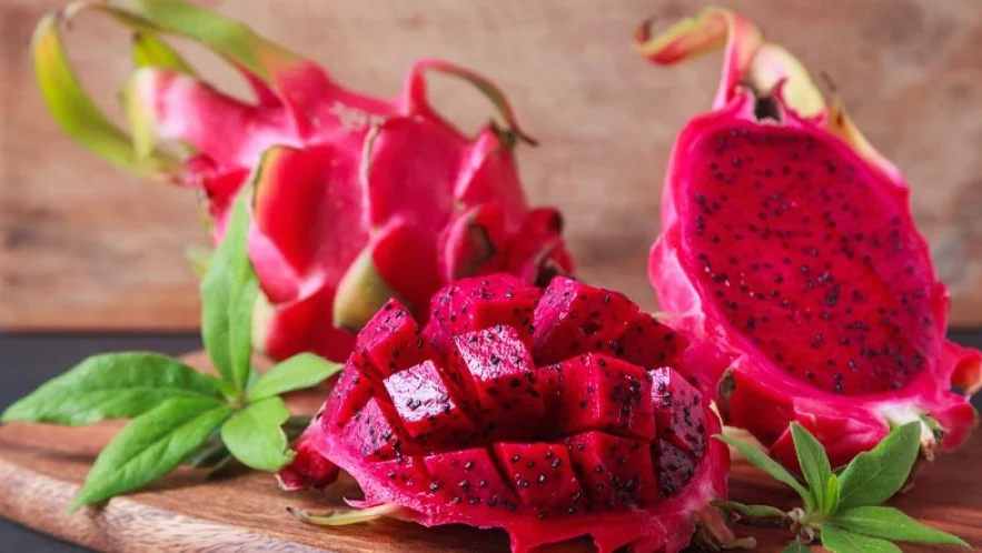 "Dibalik warnanya yang mencolok, manfaat buah naga sangat luar biasa. Mulai dari melancarkan pencernaan hingga mencegah penuaan dini, simak faktanya."