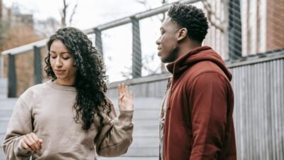 "Marah itu manusiawi, tapi meledak-ledak sering kali berujung penyesalan. Simak 5 alasan psikologis mengapa diam adalah senjata terbaik saat emosi sedang memuncak."