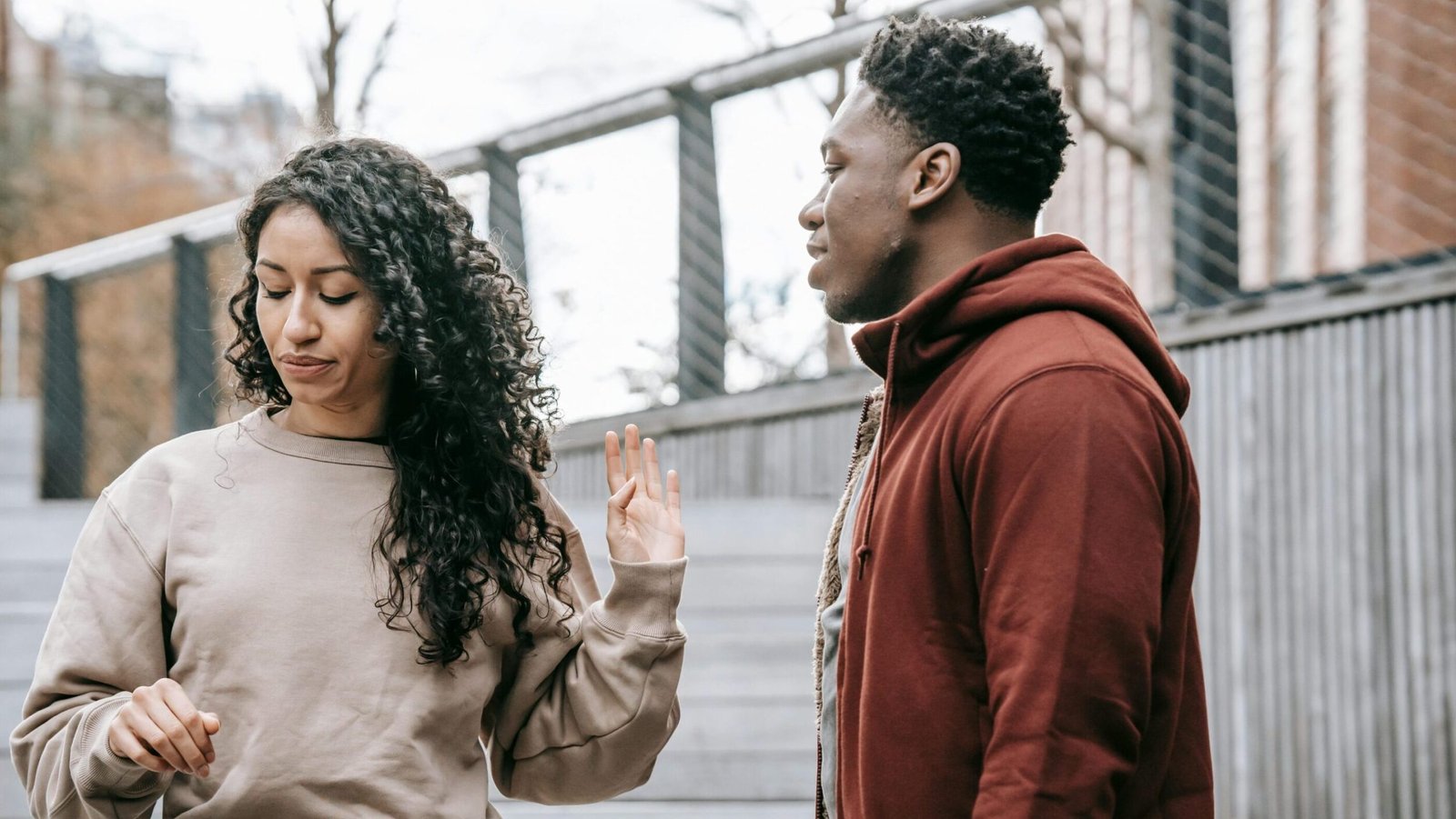 "Marah itu manusiawi, tapi meledak-ledak sering kali berujung penyesalan. Simak 5 alasan psikologis mengapa diam adalah senjata terbaik saat emosi sedang memuncak."