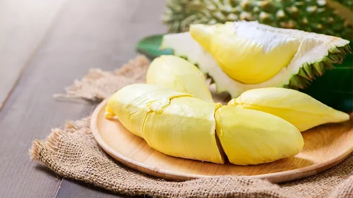 "Dikenal sebagai Raja Buah, durian ternyata menyimpan segudang nutrisi. Simak 5 manfaat durian, mulai dari atasi insomnia, sumber energi, hingga cegah penuaan dini."