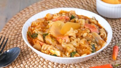 "Sering dianggap 'guilty pleasure', ternyata ada manfaat makan seblak yang jarang diketahui. Mulai dari khasiat kencur hingga ampuh memperbaiki mood. Simak faktanya!"