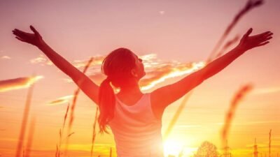 "Gratis dan menyehatkan. Simak manfaat matahari pagi untuk tulang kuat, tidur nyenyak, hingga anti-depresi alami. Waktu terbaik berjemur ada di sini."