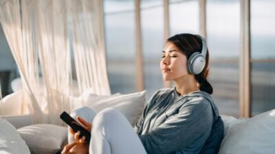 "Sering merasa berat dan bad mood saat bangun tidur? Ubah kebiasaanmu dengan mendengarkan musik. Simak 5 manfaat musik di pagi hari untuk produktivitas dan kebahagiaan Anda."