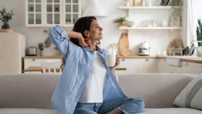 "Tinggal di kota besar sering memicu stres dan burnout. Temukan bagaimana manfaat slow living di kota dapat menjaga kesehatan mental dan produktivitas Anda tanpa harus pindah ke desa."