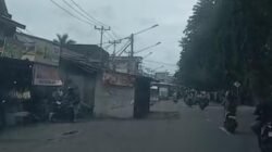 "Proyek Jalan Paralel Sungai Jawi Pontianak dinilai mangkrak dan rawan kecelakaan. Wali Kota Edi Kamtono sebut pembangunan dilakukan bertahap karena kendala lahan."