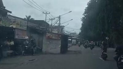 "Proyek Jalan Paralel Sungai Jawi Pontianak dinilai mangkrak dan rawan kecelakaan. Wali Kota Edi Kamtono sebut pembangunan dilakukan bertahap karena kendala lahan."