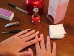 Cara Memakai Kuku Palsu di Rumah agar Kuat dan Tahan Lama