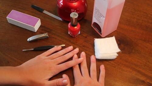 Memakai kuku palsu sendiri di rumah memang membutuhkan kesabaran, namun hasil yang didapatkan tentu sebanding dengan penampilan jemari yang tampak lebih elegan dan menawan. (Dok. Ist)