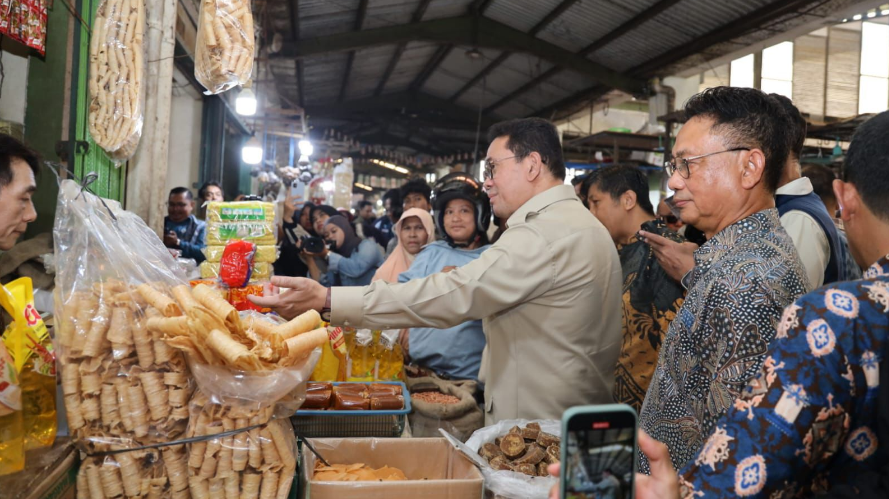 Menteri Perdagangan Budi Santoso dan Wali Kota Edi Kamtono memeriksa kualitas kerupuk dan bahan pangan di lapak pedagang pasar tradisional Pontianak. (Dok. HO/Faktakalbar.id)