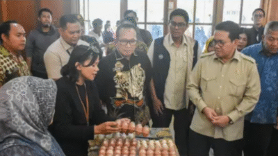 Menteri Perdagangan dan Bupati Kubu Raya melihat kualitas telur ayam di stand pasar murah jelang Natal dan Tahun Baru. (Dok. HO/Faktakalbar.id)