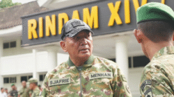 Menteri Pertahanan Sjafrie Sjamsoeddin mengenakan seragam loreng dan topi meninjau fasilitas pendidikan militer di Rindam XIV Hasanuddin. (Dok. Kemhan RI)
