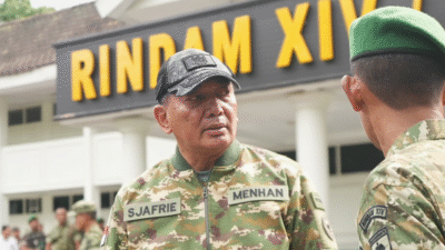 Menteri Pertahanan Sjafrie Sjamsoeddin mengenakan seragam loreng dan topi meninjau fasilitas pendidikan militer di Rindam XIV Hasanuddin. (Dok. Kemhan RI)