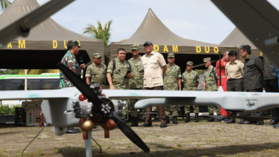 Menhan Sjafrie Sjamsoeddin mengenakan topi dan jaket militer berbicara dengan personel TNI saat tinjauan pengamanan instalasi strategis. (Dok. Kemhan RI)