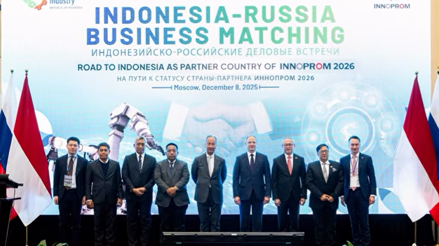 Menperin Agus Gumiwang dan delegasi Rusia berdiri di panggung dengan latar belakang layar bertuliskan Indonesia-Russia Business Matching Road to INNOPROM 2026. (Dok. Kemenperin RI)