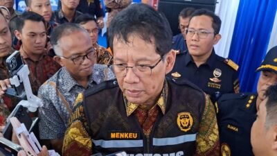 Menteri Keuangan Purbaya Yudhi Sadewa saat memberikan keterangan pers dan menegur jajaran Bea Cukai terkait isu hibah pakaian bekas impor di Tanjung Priok, Jumat (12/12/2025).