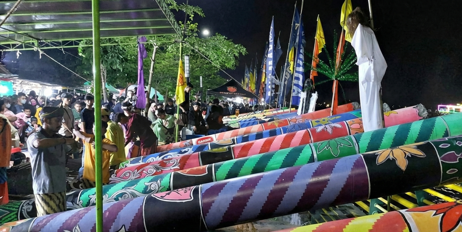 Tradisi Meriam Karbit di tepian Sungai Kapuas yang menjadi simbol sejarah berdirinya Kota Pontianak. (Dok. Ist)