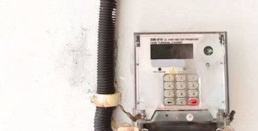 Bunyi alarm dari meteran listrik prabayar ini sering menjadi momok bagi penghuni rumah. Menerapkan kebiasaan hemat energi adalah kuncinya. (Dok. Ist)