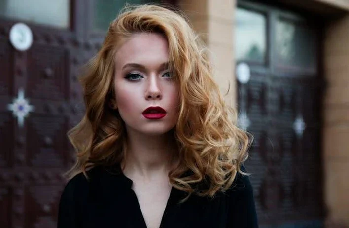 "Sering dikira jahat atau kasar? Simak 4 mitos salah kaprah tentang Dark Feminine Energy yang sering digunakan untuk membungkam ketegasan perempuan."