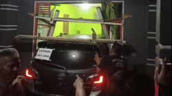 Mobil latihan mengemudi hilang kendali dan menabrak rumah warga di Desa Sarilaba B, Jawai Selatan. Mobil menembus dinding rumah hingga rusak parah. (Dok. Ist)