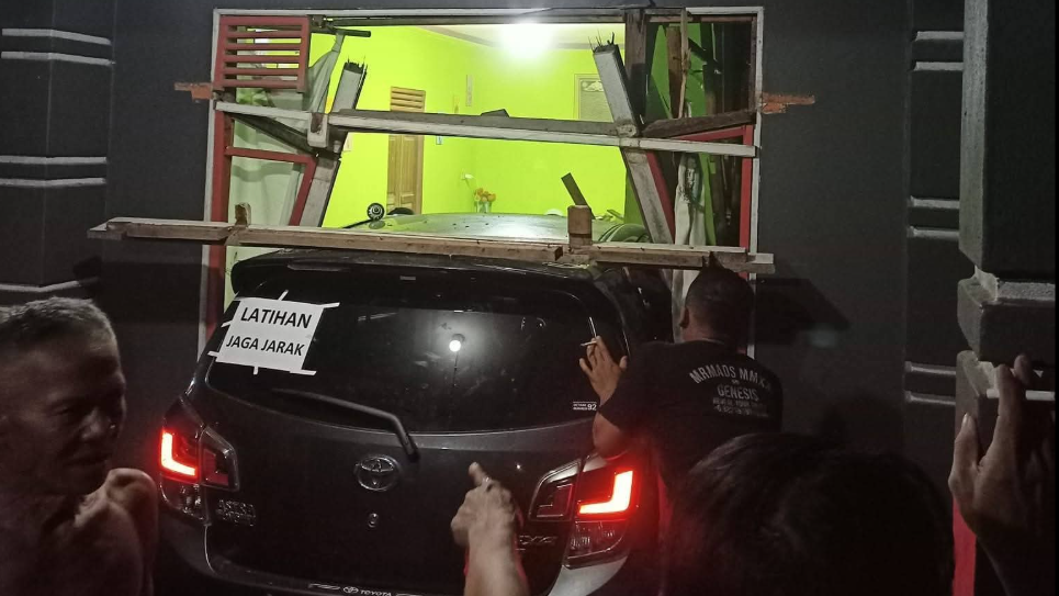 Mobil latihan mengemudi hilang kendali dan menabrak rumah warga di Desa Sarilaba B, Jawai Selatan. Mobil menembus dinding rumah hingga rusak parah. (Dok. Ist)