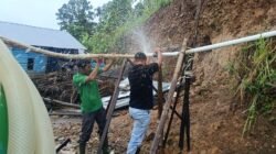 Petugas saat mengoperasikan unit mobil penjernih air (Reverse Osmosis) dan mendistribusikan air bersih kepada warga terdampak bencana di Kecamatan Palembayan, Kabupaten Agam.