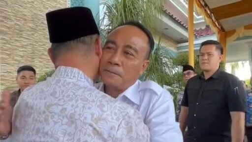 Momen hangat saat Wakil Gubernur Kalbar, Krisantus Kurniawan, memberikan pelukan dan ucapan selamat kepada Gubernur Ria Norsan yang merayakan ulang tahun ke-58 di kediaman pribadinya.