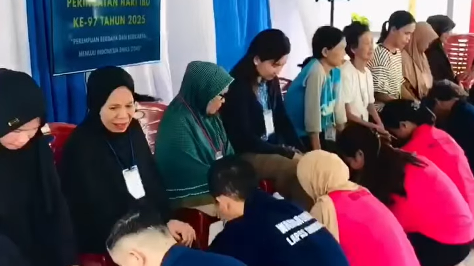 Suasana haru biru saat 25 Warga Binaan Pemasyarakatan (WBP) Lapas Kelas IIB Singkawang bersimpuh membasuh kaki ibu mereka dalam peringatan Hari Ibu ke-97, Minggu (22/12/2025). (Dok. HO/Faktakalbar.id)