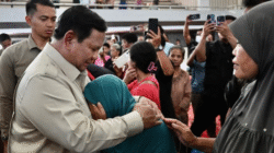 Momen haru Presiden Prabowo Subianto memeluk dan menenangkan warga korban banjir saat meninjau posko pengungsian di GOR Pandan. (Dok. SetKab RI)