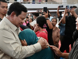 Momen Haru di GOR Pandan: Prabowo Peluk Warga, Pastikan Logistik dan BBM Aman