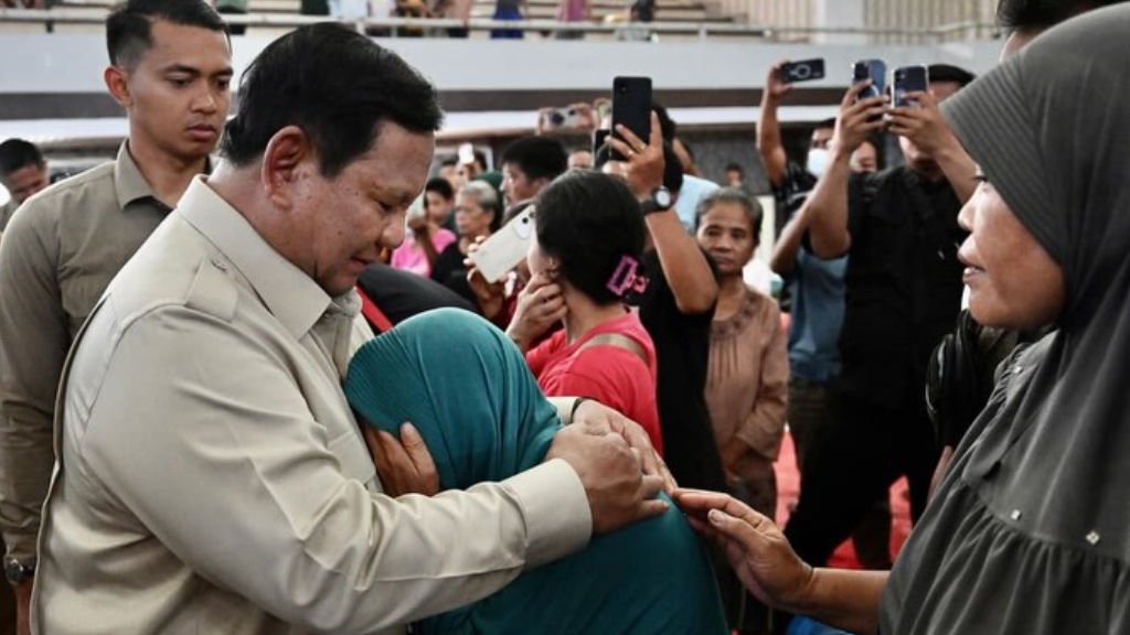 Momen haru Presiden Prabowo Subianto memeluk dan menenangkan warga korban banjir saat meninjau posko pengungsian di GOR Pandan. (Dok. SetKab RI)