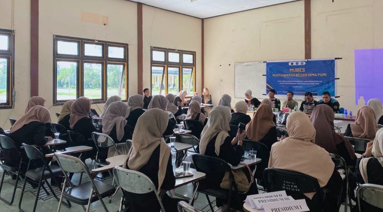 "HIMA PGMI UNISSAS menggelar Musyawarah Besar (Mubes) 2025 untuk memilih kepemimpinan baru. Fokus pada regenerasi berintegritas dan memperkokoh persaudaraan mahasiswa."