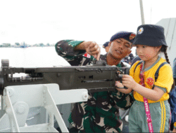 Belajar Disiplin Sambil Berwisata, Murid TK Harapan Bangsa Jajal Sensasi Naik Kapal Perang