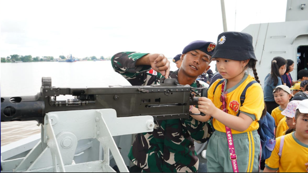 Prajurit TNI AL mengenalkan alutsista senjata mesin kapal perang KRI Sembilang-850 kepada murid TK Harapan Bangsa dalam kunjungan edukatif di Pontianak. (Dok. Dispen Kodaeral XII)
