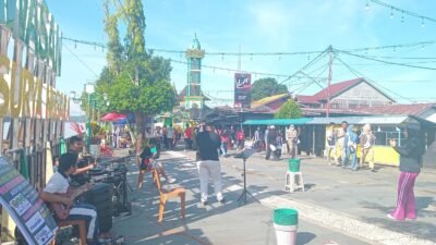 Penampilan musisi lokal Kabupaten Sanggau saat menggelar aksi solidaritas penggalangan dana untuk korban bencana di Aceh dan Sumatera di kawasan CFD Muara Kantu, Minggu (7/12/2025). (Dok. Faktakalbar.id)