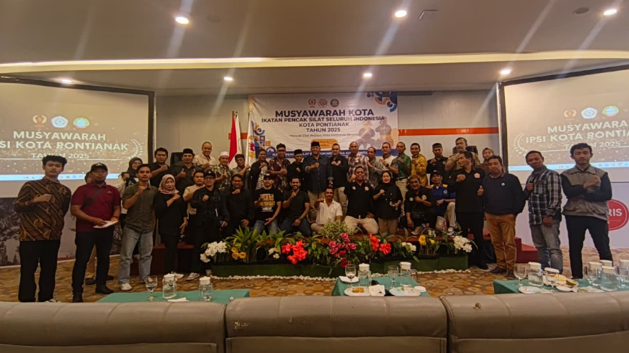 Foto bersama puluhan pengurus perguruan silat dan panitia di depan panggung Musyawarah Kota IPSI Pontianak Tahun 2025. (Dok. HO/Faktakalbar.id)