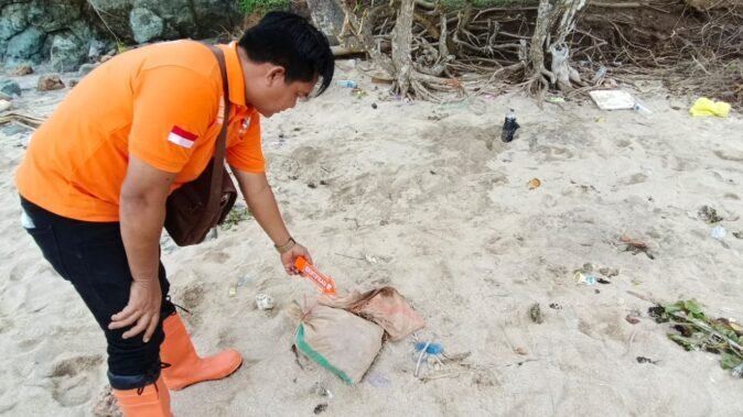 Personel Sat Reskrim Polres Lombok Tengah saat melakukan olah TKP di lokasi longsor tambang emas ilegal kawasan Pantai Mosrak, Desa Kuta, Selasa (2/12/2025). (Dok. Ist)