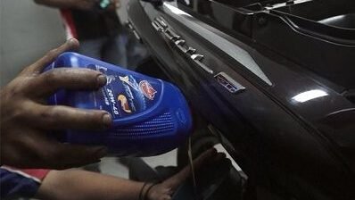 Mengganti oli mesin secara rutin adalah kunci utama menjaga komponen mesin motor matic tetap awet dan tidak cepat aus. (Dok. Ist)