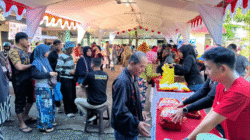 Kerumunan warga Pontianak berdiri mengantre di depan tenda merah putih untuk menukarkan kupon sembako murah berisi beras, gula, dan minyak. (Dok. HO/Faktakalbar.id)