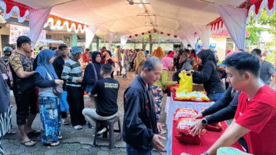 Kerumunan warga Pontianak berdiri mengantre di depan tenda merah putih untuk menukarkan kupon sembako murah berisi beras, gula, dan minyak. (Dok. HO/Faktakalbar.id)