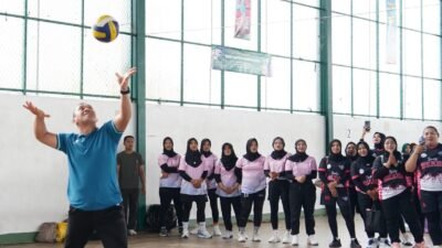 Pangdam XII/Tanjungpura, Mayjen TNI Jamallulael, saat melakukan pemukulan bola pertama tanda dimulainya turnamen voli di Makodam XII/Tpr, Senin (8/12/2025).