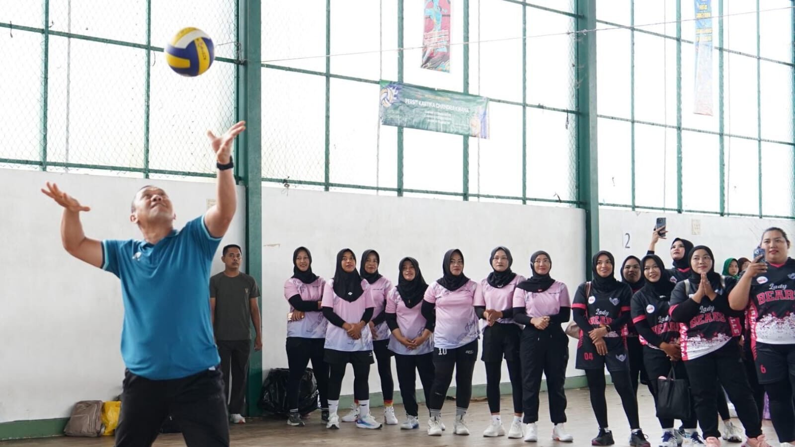 Pangdam XII/Tanjungpura, Mayjen TNI Jamallulael, saat melakukan pemukulan bola pertama tanda dimulainya turnamen voli di Makodam XII/Tpr, Senin (8/12/2025).