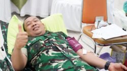 Panglima Kodam XII/Tanjungpura, Mayjen TNI Jamallulael, memberikan salam jempol saat turut serta mendonorkan darah dalam rangka Bakti Kesehatan memperingati Hari Juang TNI AD 2025 di Aula Sudirman, Rabu (10/12/2025).