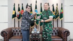 Pangdam XII/Tanjungpura, Mayjen TNI Jamallulael, bertukar cinderamata saat menerima kunjungan pamitan Ketua Pengadilan Tinggi Pontianak, F. Willem Saija, yang akan mengemban tugas sebagai Anggota Komisi Yudisial RI, di Makodam XII/Tpr, Selasa (9/12/2025).