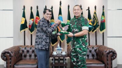 Pangdam XII/Tanjungpura, Mayjen TNI Jamallulael, bertukar cinderamata saat menerima kunjungan pamitan Ketua Pengadilan Tinggi Pontianak, F. Willem Saija, yang akan mengemban tugas sebagai Anggota Komisi Yudisial RI, di Makodam XII/Tpr, Selasa (9/12/2025).