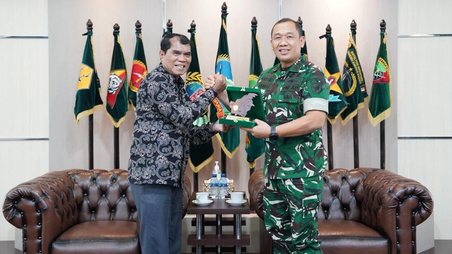 Pangdam XII/Tanjungpura, Mayjen TNI Jamallulael, bertukar cinderamata saat menerima kunjungan pamitan Ketua Pengadilan Tinggi Pontianak, F. Willem Saija, yang akan mengemban tugas sebagai Anggota Komisi Yudisial RI, di Makodam XII/Tpr, Selasa (9/12/2025).